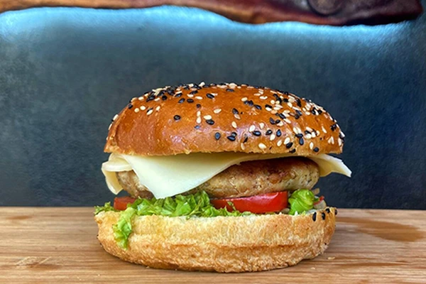 Hambúrguer de frango do Restaurante Maracajú